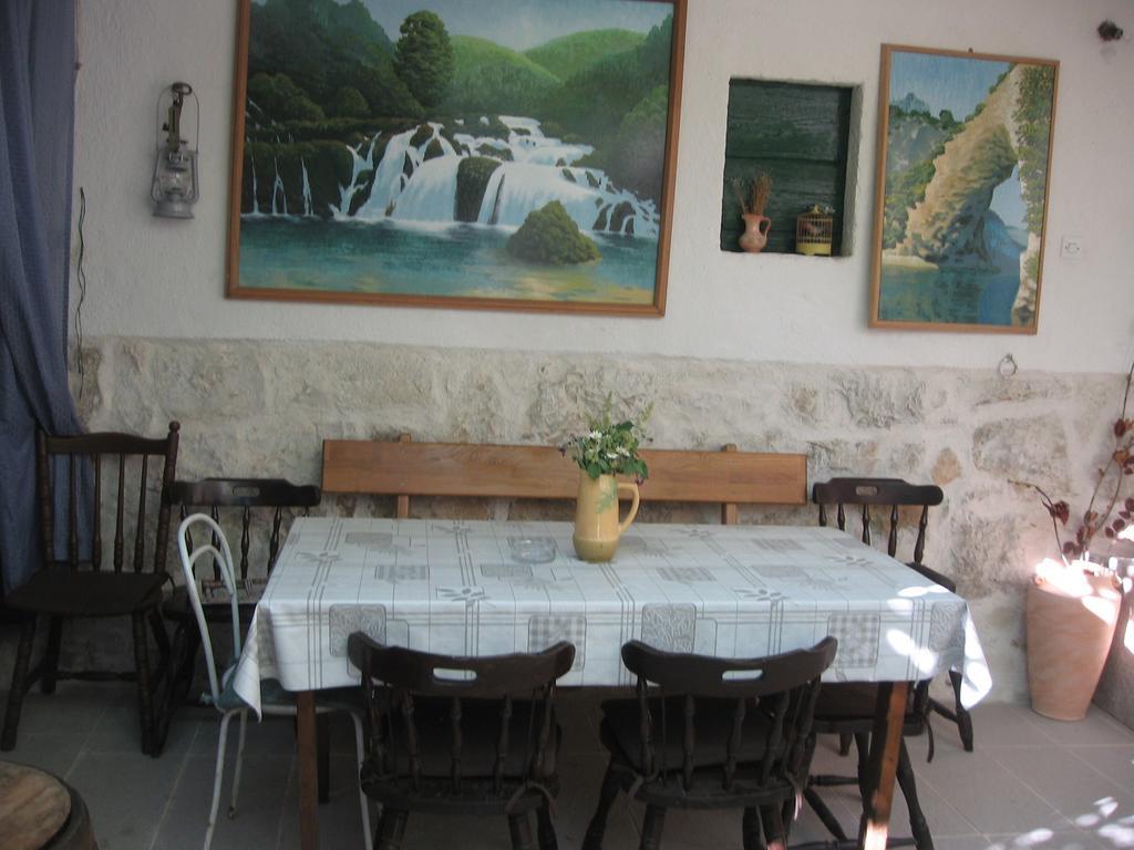 Apartments Darinka Skradin Room photo